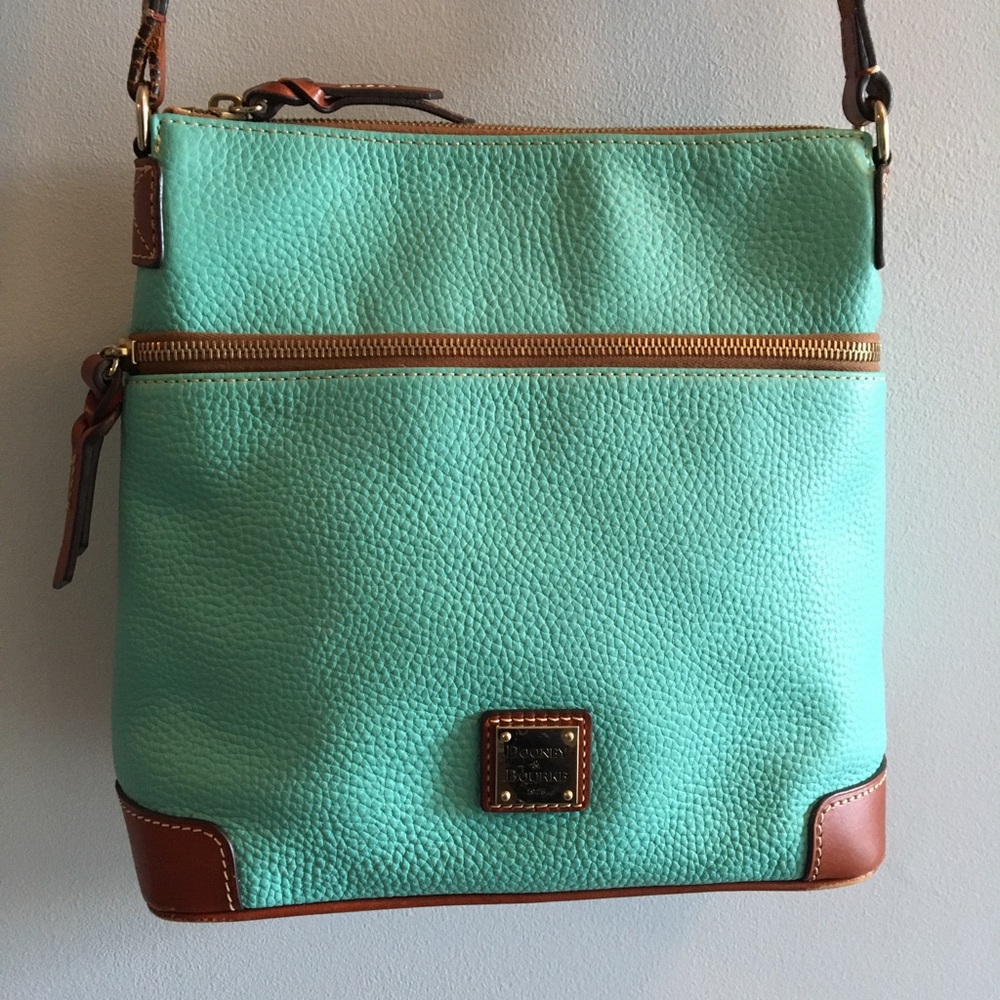 Pebble Grain Dooney & Bourke crossbody handbag in great condition.